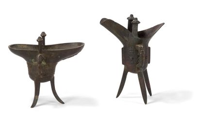 null Deux coupes Jue en bronze
Chine, XIXème siècle
Reposant sur trois pieds et agrémentées...