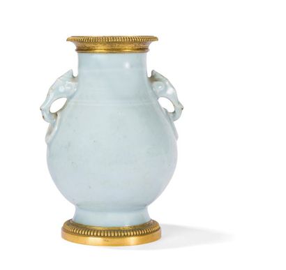 null Petit vase en porcelaine céladon à monture de bronze doré à décor de frise de...