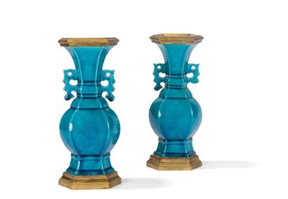 null Paire de vases en porcelaine bleue de forme balustre, à col et base de bronze...
