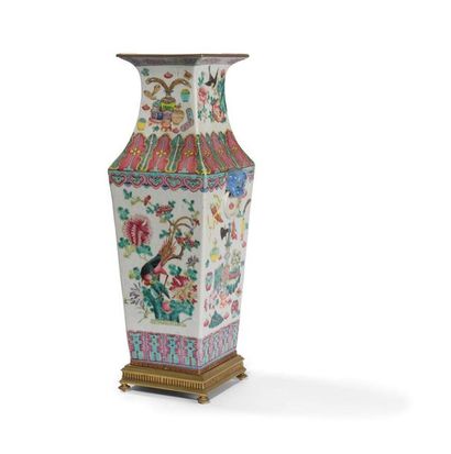 null Vase en porcelaine famille rose
Chine, début du XXème siècle
De forme balustre...