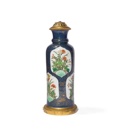 null Vase en porcelaine famille verte et bleu poudré
Chine, fin du XIXème siècle
Balustre,...