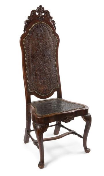 null Grande chaise en bois teinté façon acajou, l'assise en fer à cheval reposant...