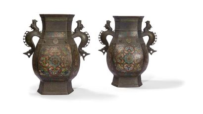 null Paire de vases en bronze et émaux champlevés
Japon, première moitié du XXème...