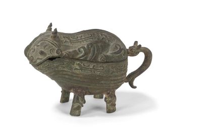 null Verseuse Yi en bronze
Chine
Dans le style archaïque, reposant sur quatre pieds,...
