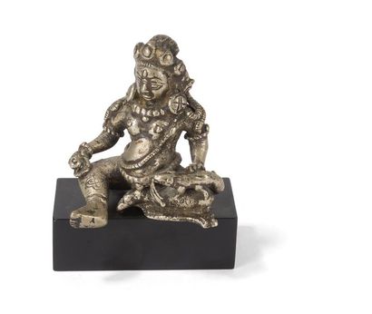 null Statuette de Kubera en argent
Tibet, XIXème siècle
Représenté assis, portant...