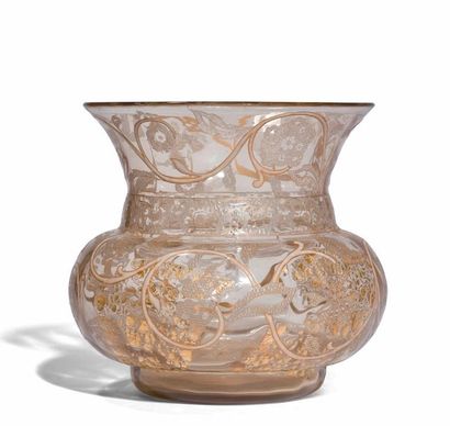 null ÉMILE GALLÉ (1846-1904) 
Décor dans le goût de la Perse
Vase sur talon à panse...