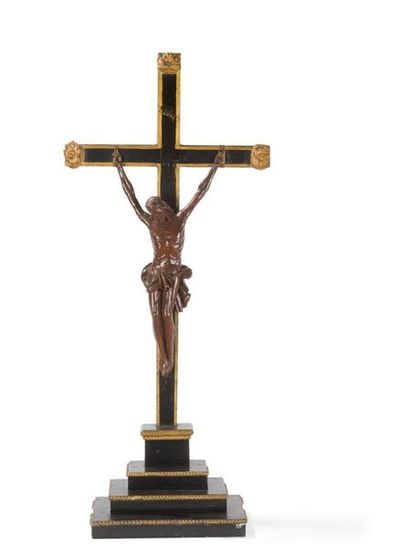 null Crucifix en bois sculpté, sur une croix en bois noirci et doré à emmarchement...
