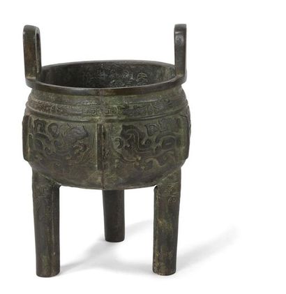 null Brûle-parfum tripode en bronze Ding
Chine, XIXème siècle
Dans le style archaïque,...