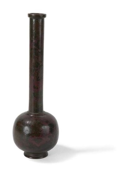null Vase en bronze
Chine, XVIIème siècle
La panse globulaire, surmontée d'un long...
