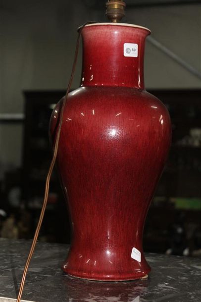 null Vase en porcelaine sang de boeuf, Chine XXème siècle (monté en lampe, non p...