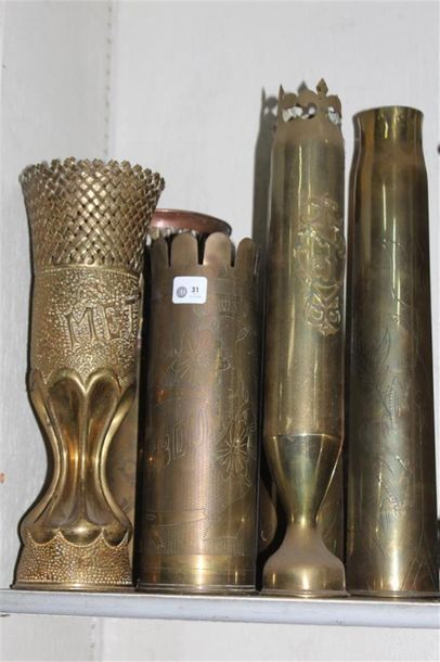 null Trois vases en douille d'obus à décor martelé et ciselé, deux marqués "Verdun",...
