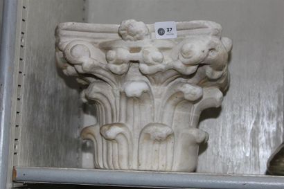 null Chapiteau en marbre sculpté à décor feuillagé (petits manques)