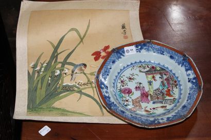 null Assiette en porcelaine à décor polychrome de scène de palais, Chine, XVIIIème...
