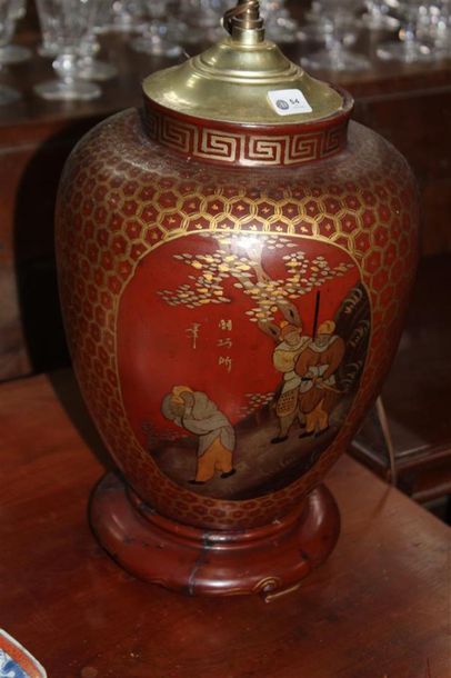 null Vase en bois laqué, décor en réserve de scènes d'extérieur, Japon, début XXème...