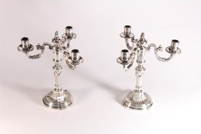 null Paire de chandeliers à trois feux de style Louis XVI en bronze argenté, ils...