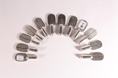 null Christofle, douze porte-couteaux en métal argenté de forme raquette.