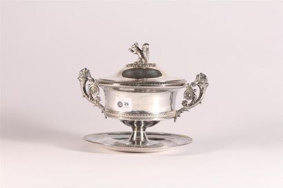 null Coupe sur pied couverte et sa soucoupe en argent Paris 1819-1838, décor de frises...