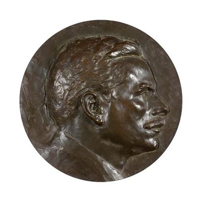 null Gustave DUSSART (1875-1952)
Portrait d'homme
Médaillon en bronze dédicacé "...