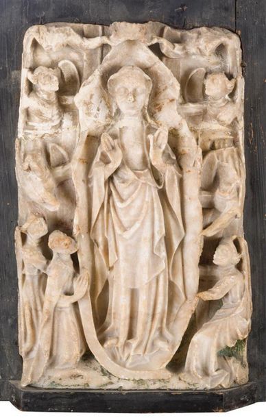 null RELIEF EN ALBATRE * représentant la Vierge entourée d'anges, certains en prière...