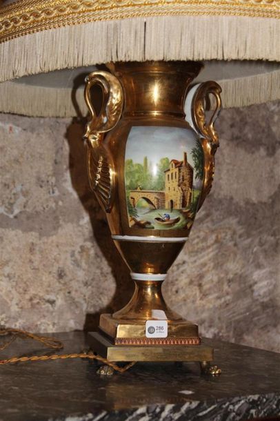 null Vase en porcelaine de Paris monté en lampe à décor romantique en réserve, anse...