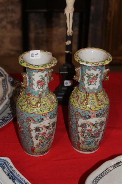 null Paire de vases 
Chine, décor de canton
Fin XIXème siècle
H.: 26 cm 
(Accide...