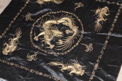 null Tenture en soie à décor de cinq dragons en fil doré sur fond noir 
Chine, XXème...