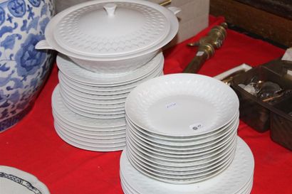 null Partie de service en porcelaine de Limoges à décor de palmettes (assiettes,...