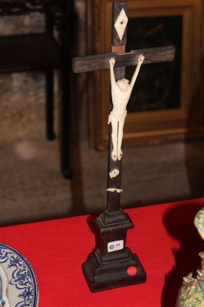 null Crucifix en os sculpté et bois
XIXème
H.: 43 cm