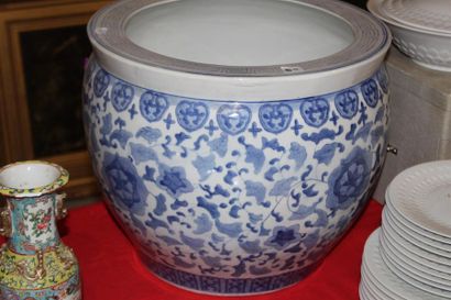null Grand bassin en porcelaine à décor bleu/blanc de feuillages et frise de grecque
Chine...
