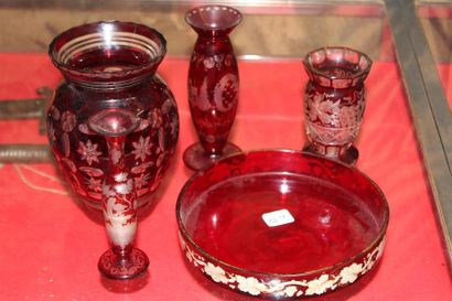 null Ensemble de cinq verrerie de bohème doublée rouge comprenant trois vases à décor...