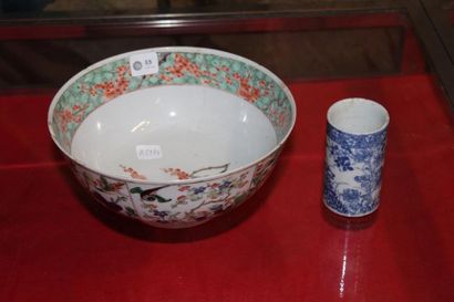 null Petit vase rouleau en porcelaine à décor bleu/blanc de végértaux
Chine XXème
H.:...