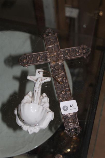 null Un crucifix en métal argenté et un bénitier en porcelaine blanche, XIXème
