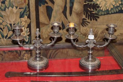 null Paire de bout de table en métal argenté à décor gaudronné
Style Louis XVI
X...