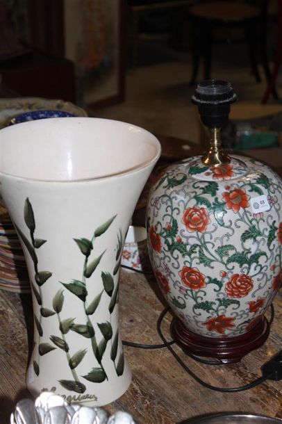 null Pied de lampe en porcelaine à décor polychrome de rinceaux fleuris
Chine moderne
On...