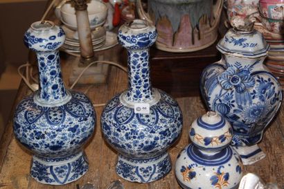 null Paire de vase en faïence de Delft, décor camaïeu bleu végétal
Sans fond et col...