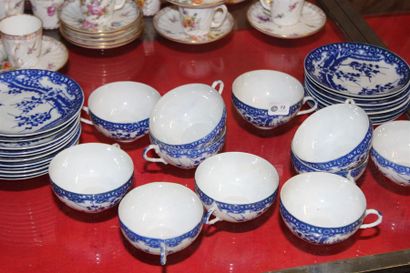 null Onze tasses et dix-neuf soucoupes en porcelaine à décor bleu/blanc végétal....