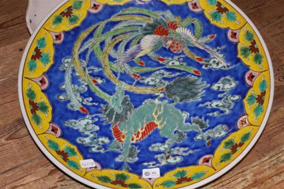 null Grand plat en porcelaine à décor polychrome de phoenix et dragons
Japon, moderne
D.:...