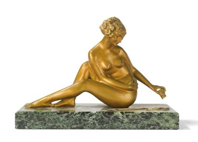 null TRAVAIL ART DÉCO
"Joueuse de dominos"
Sculpture. 
Épreuve en doré. Base en marbre...