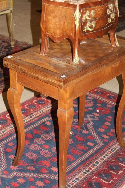 null Table à jeux en bois fruitier, pieds légèrement galbés
Style Louis XV
XIXèm...