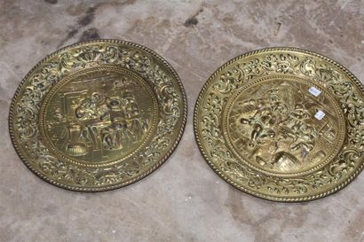 null Two decorative brass dishes with embossed decoration of tavern scene
D.: 42...