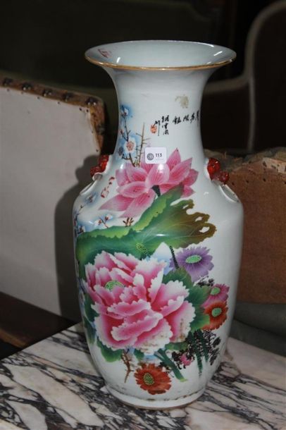 null Porcelain vase with polychrome decoration of flowers, China Xxe. Height 44cm...