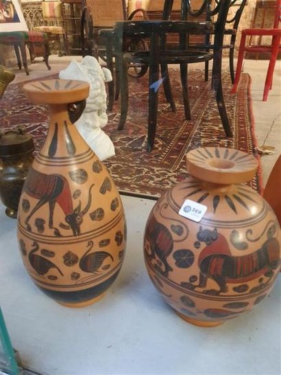 null Deux vases en terre cuite à décor tournant d'animaux de style Antique
Italie...