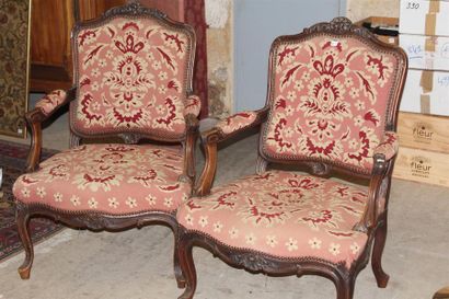 null Pair of armchairs in carved moulded walnut with shells and foliage decoration,...