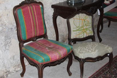 null Pair of chairs in mahogany with shells and foliage decoration, curved
legs....