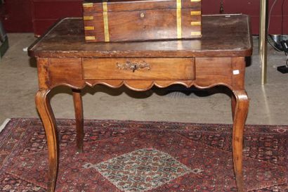 null Moulded fruitwood writing table, cabaret top, curved
legs XVIIIth
H.: 74 cm,...