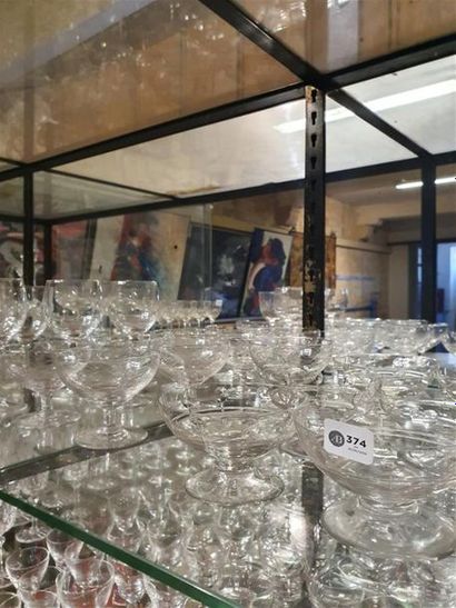 null Ensemble dépareillés de verres en cristal à décor taillé, environ trente pièces...
