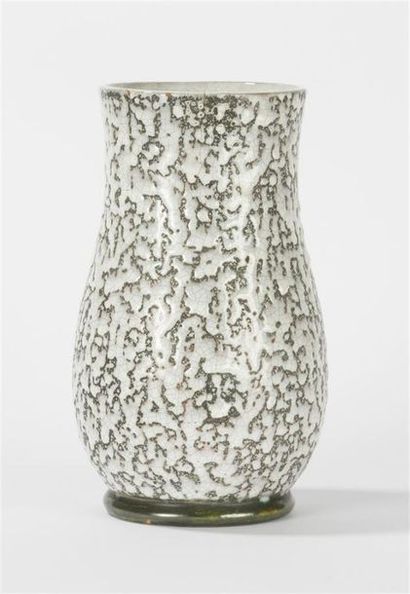 null CAB.
Enamel vase, crispy. Circa 1920. Mark in hollow with lion "Céramique d'art...