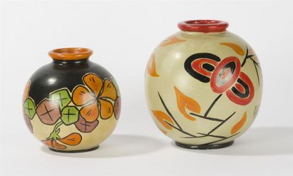 null C.A.B ( Félix GETE)
Vase de forme ovoïde en terre cuite peinte à décor de fleurs...