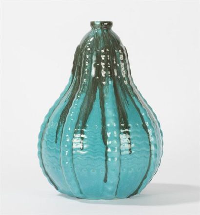 null Primavera pour C.A.B
Rare vase en céramique bleue et verte en forme de coloquinte...