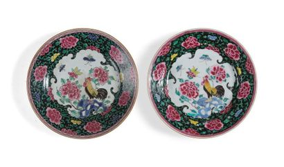null PAIR OF
PORCELAIN PLACES ROSE FAMILY
China, 18th century
The center decorated...